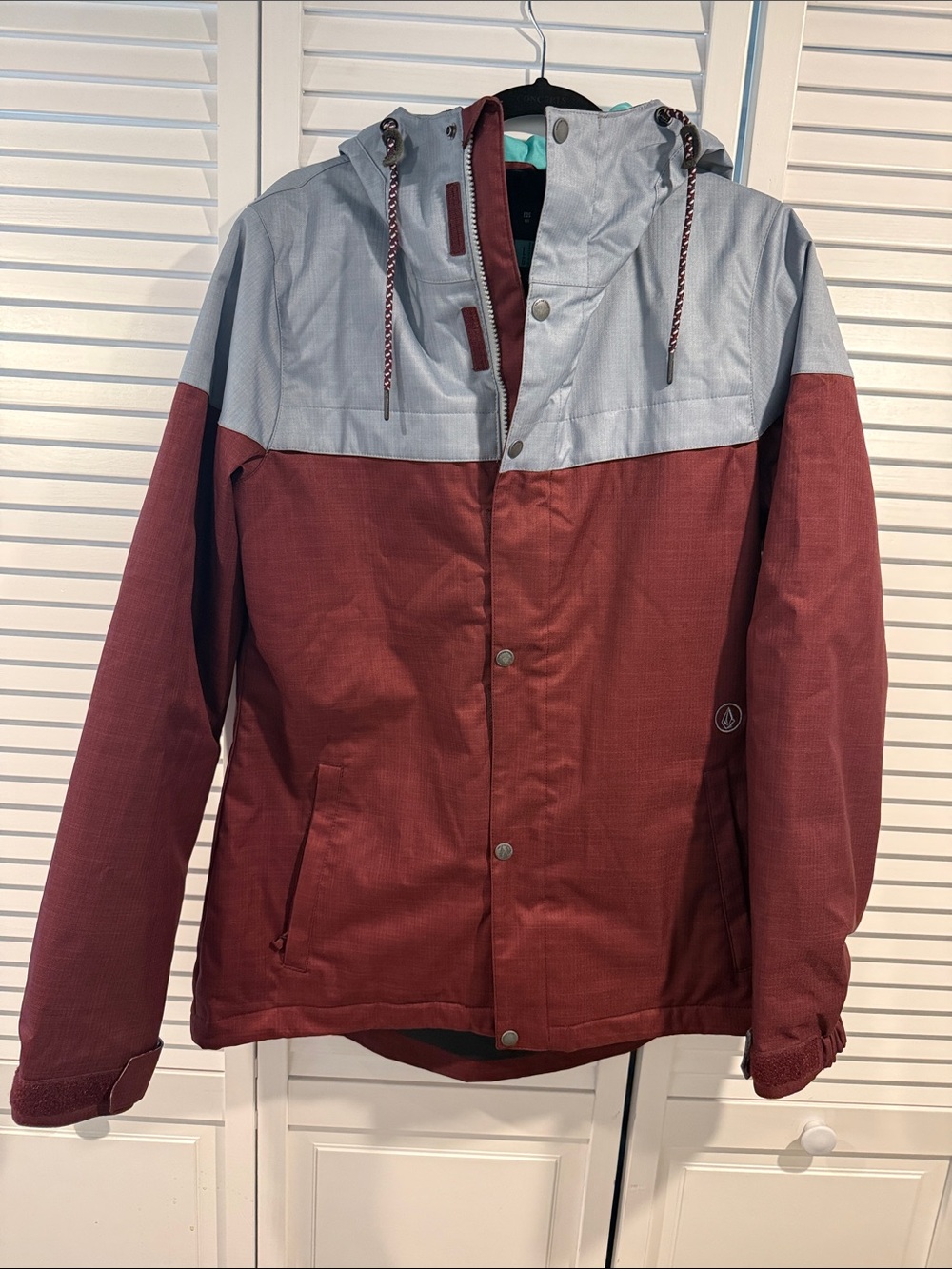 Volcom Two-Tone Hooded Ski / Snowboard Coat in Burgundy and Light Gray